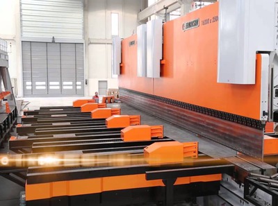 Automatisert platehåndtering ved Ermaksan Heavy Duty kantpresse.
