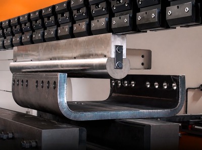 Bøying av stor stålkomponent med Ermaksan Heavy Duty kantpresse.
