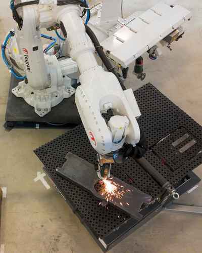 Teqram EasyGrinder robot i arbeid med automatisk sliping og avgrading av stålplate