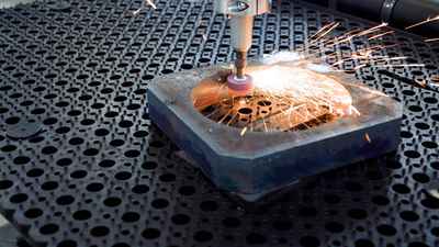 Fjerning av grader og startkanter med slipestein