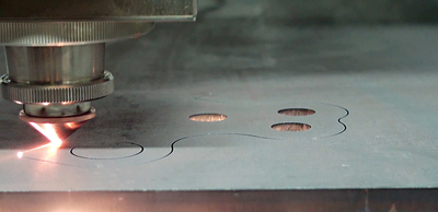 Fiberlaserskjæring av detaljer i metallplate